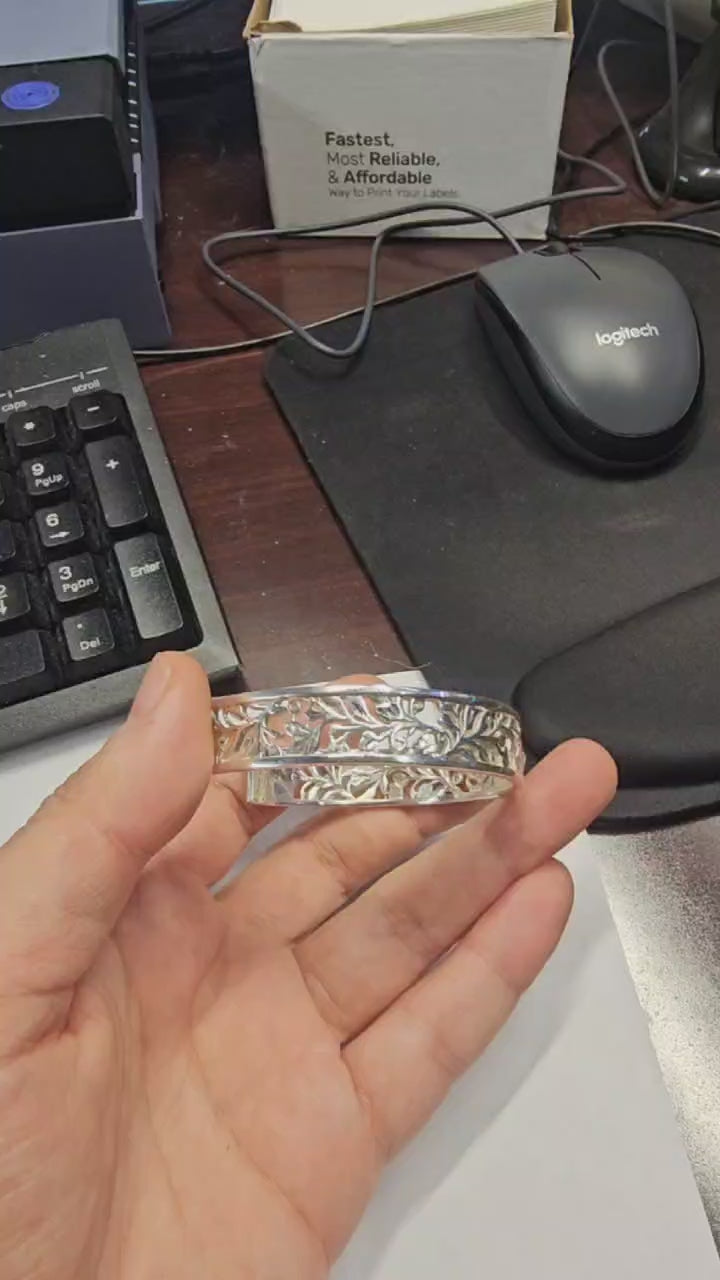 360-degree video view of the handcrafted 925 sterling silver filigree cuff bracelet. Watch the brilliant mirror polish shine in natural light. High-end heritage jewelry design by Lakseena.